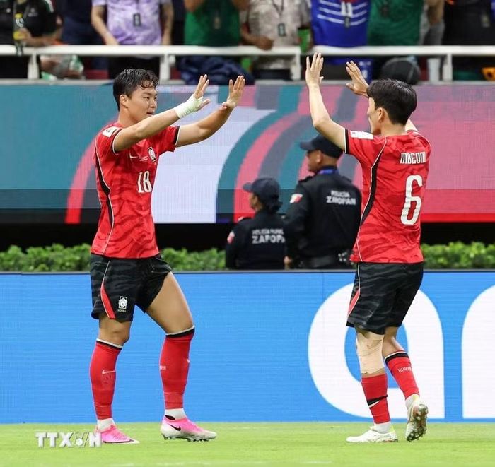 Hwang In-beom và Oh Hyeon-gyu cùng nhau ghi bàn giúp Hàn Quốc chiến thắng. (Ảnh: Yonhap/TTXVN)