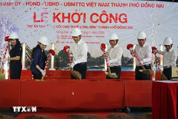 Lãnh đạo thành phố Đồng Nai thực hiện nghi thức khởi công dự án. (Ảnh: Công Phong/TTXVN)