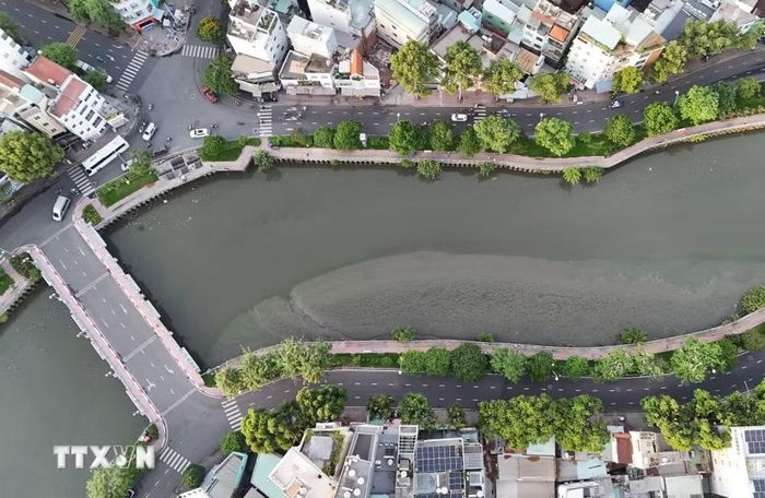 Hai bên bờ kênh Nhiêu Lộc-Thị Nghè là hai tuyến đường Hoàng Sa, Trường Sa có cây cối xanh mát. (Ảnh: Hồng Đạt/TTXVN)