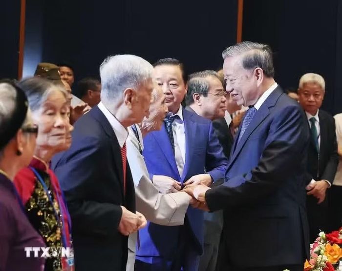 Tổng Bí thư Tô Lâm dự Hội nghị gặp mặt người có công, nhân chứng lịch sử tiêu biểu, ngày 24/7/2025 tại Hà Nội. (Ảnh: Thống Nhất/TTXVN)