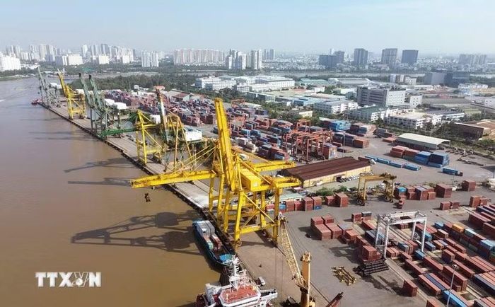 Hoạt động bốc xếp container tại Cảng Tân Thuận-Công ty Cổ phần Cảng Sài Gòn. (Ảnh: Quốc Khánh/TTXVN)