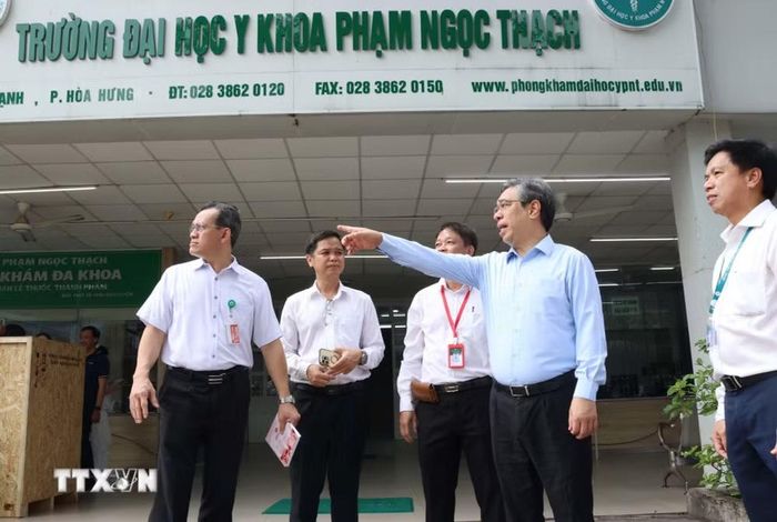 Lãnh đạo Thành ủy Thành phố Hồ Chí Minh, Sở Y tế khảo sát thực tế tại trụ sở dôi dư của Trường Đại học Y khoa Phạm Ngọc Thạch. (Ảnh: Đinh Hằng/TTXVN)