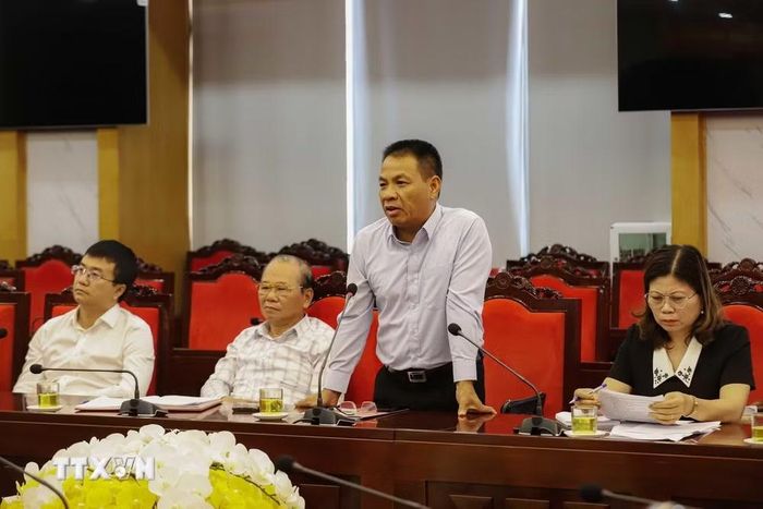Đại diện đơn vị thi công phát biểu tại cuộc họp. (Ảnh: Trọng Đạt/TTXVN)