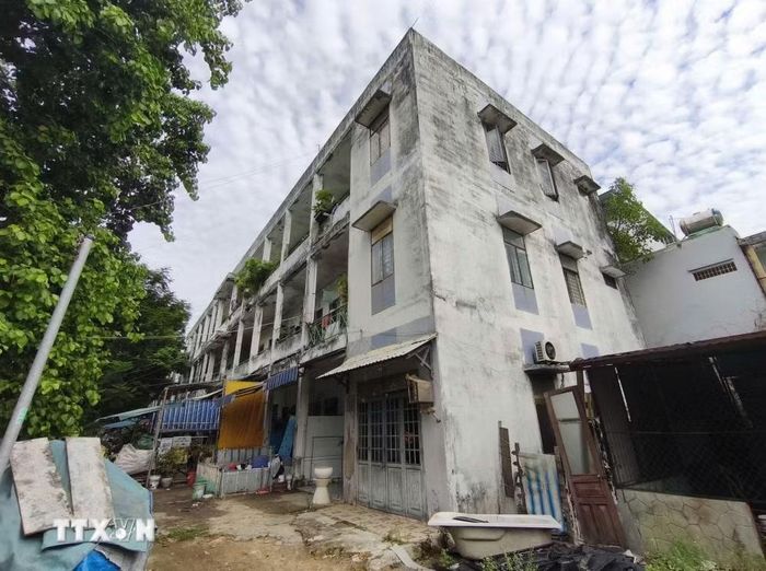 Khu chung cư Thuận Phước (phường Hải Châu) đã xuống cấp nghiêm trọng, đang được thành phố lên kế hoạch giải tỏa, di dời. (Ảnh: Quốc Dũng/ TTXVN)