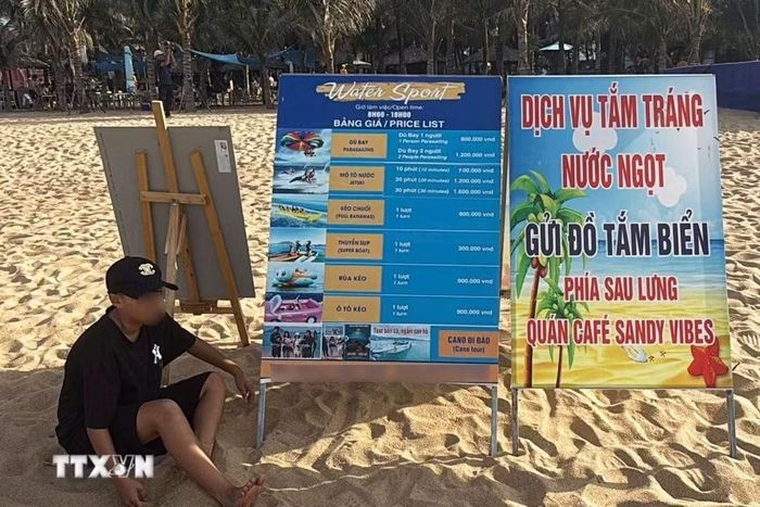 Bảng hiệu quảng cáo và mức giá các trò chơi trên biển phường Tuy Hòa. (Ảnh: Tường Quân/TTXVN)