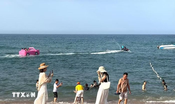 Môtô nước kéo thuyền xe chở khách gần khu vực bãi tắm Nguyễn Huệ, phường Tuy Hòa. (Ảnh: Tường Quân/TTXVN)