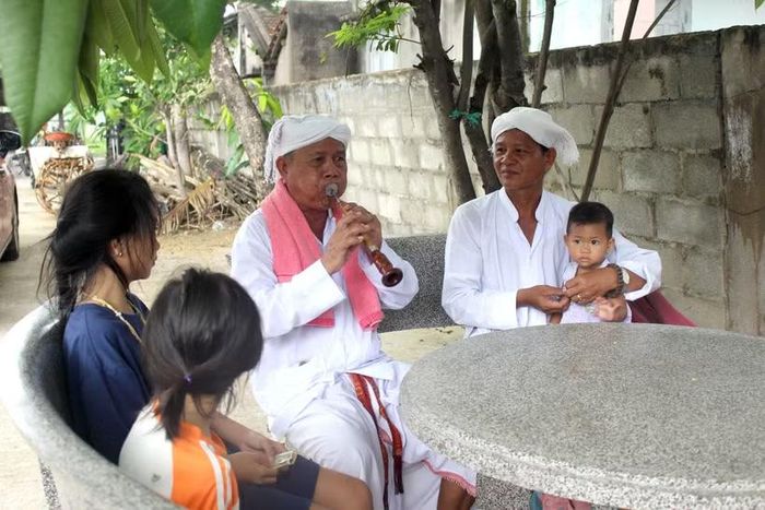 Nghệ nhân Thông Long âm thầm gieo niềm đam mê chơi kèn saranai cho các thế hệ trẻ. (Ảnh: Hồng Hiếu/TTXVN)