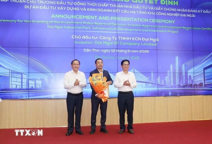 Lãnh đạo thành phố Cần Thơ trao Giấy chứng nhận đăng ký đầu tư và hoa cho ông Trần Nguyễn Phương Nam, Giám đốc đầu tư Công ty TNHH KCN Đại Ngãi. (Ảnh: Ngọc Thiện/TTXVN)