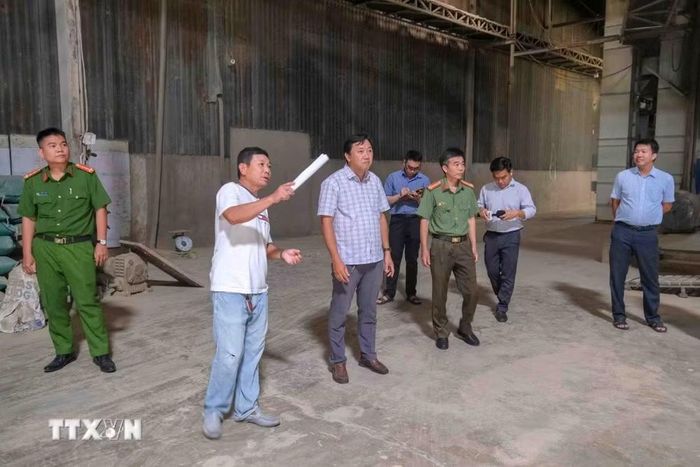Đoàn kiểm tra của Sở Nông nghiệp và Môi trường thành phố Cần Thơ kiểm tra hoạt động của Công ty TNHH Thành Tâm Cờ Đỏ. (Ảnh: Thanh Liêm/TTXVN)
