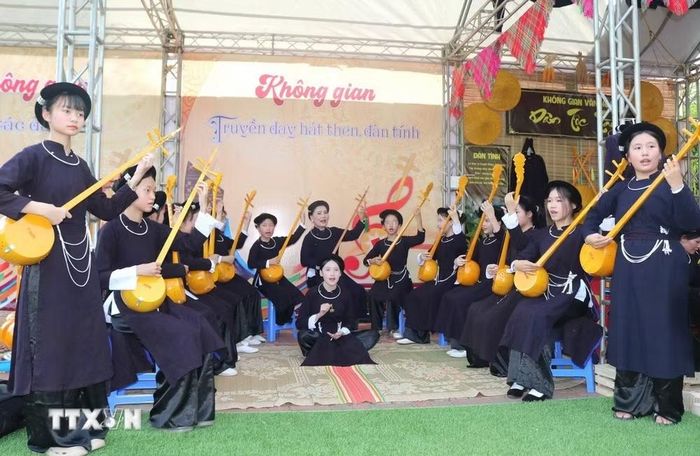 Câu lạc bộ hát then đàn tính phường Tân Giang biểu diễn. (Ảnh: Chu Hiệu/TTXVN)
