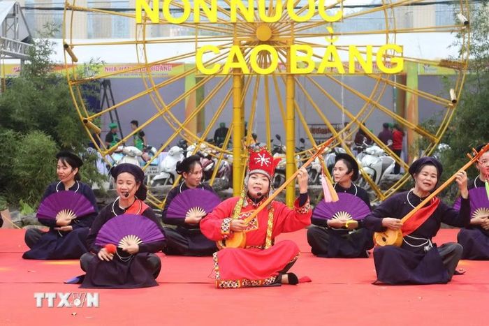 Các nghệ nhân hát then đàn tính biểu diễn ở không gian phố đi bộ Kim Đồng (phường Thục Phán). (Ảnh: Chu Hiệu/TTXVN)