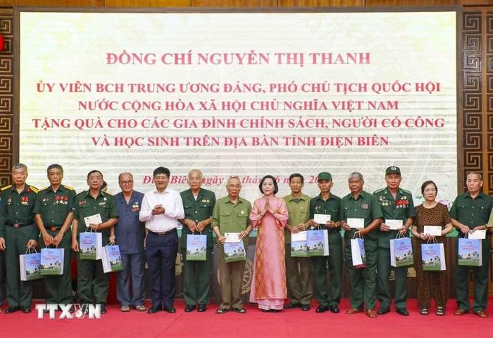 Phó Chủ tịch Quốc hội Nguyễn Thị Thanh trao quà cho thương binh, bệnh binh, người có công với cách mạng, thân nhân gia đình liệt sỹ. (Ảnh: Xuân Tư/TTXVN)
