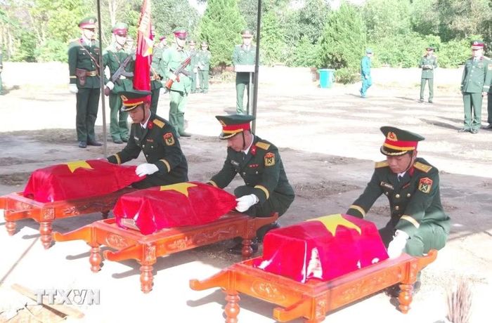Lễ viếng, truy điệu và an táng các hài cốt liệt sỹ tại Nghĩa trang liệt sỹ Mai Thủy, xã Trường Phú, tỉnh Quảng Trị. (Ảnh: TTXVN phát)
