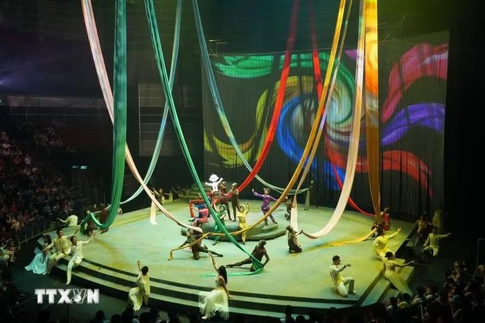 Với thời lượng hơn 60 phút, “Mơ show” kể về hành trình trưởng thành của một đứa trẻ từ những cảm nhận đầu tiên về ánh sáng, màu sắc, sự sống cho đến khi khám phá, gọi tên các cung bậc cảm xúc của mình. (Ảnh: Hữu Duyên/TTXVN)