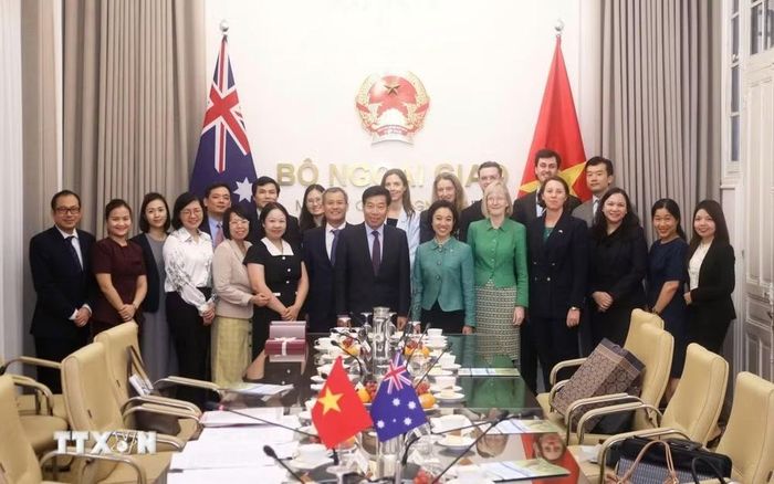 Thứ trưởng Bộ Ngoại giao Nguyễn Mạnh Cường và Thứ trưởng Ngoại giao và Thương mại Australia Michelle Chan cùng đoàn đại biểu hai nước. (Ảnh: TTXVN phát)