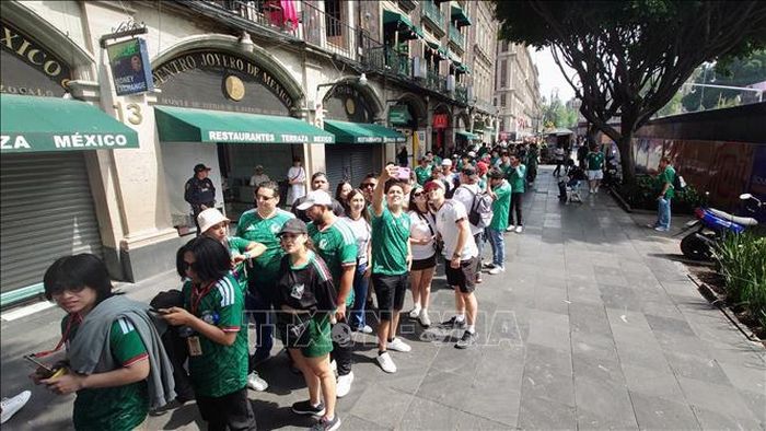 Dòng người đổ về khu vực Fanzone tại trung tâm thủ đô Mexico City. Ảnh: Phi Hùng/PV TTXVN tại Mexico.