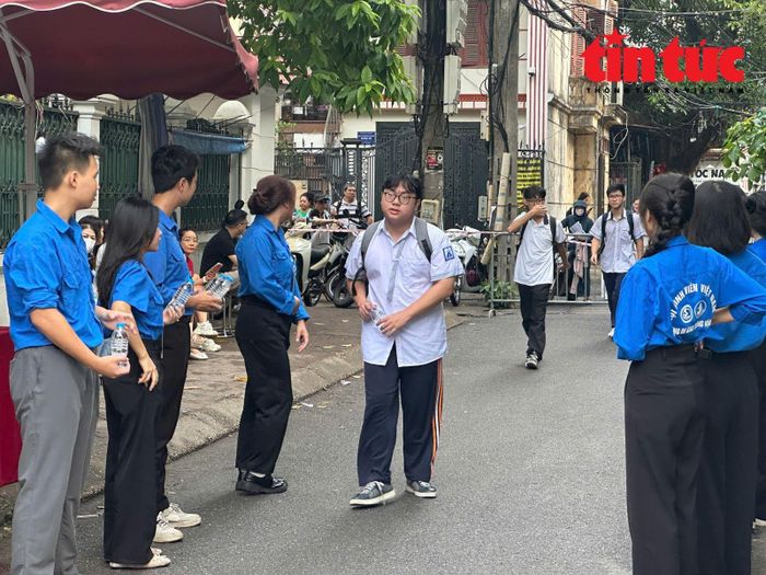 Thời tiết Hà Nội sáng 12/6 khá mát mẻ.