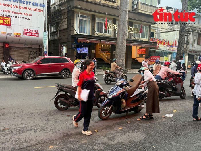 Tại TP Hồ Chí Minh, nhiều thí sinh cũng được cha mẹ đưa đến điểm thi từ sớm.