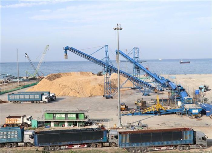 Cảng biển tổng hợp Cà Ná – xã Cà Ná (bến 1A) đang phát huy hiệu quả tiếp nhận, trung chuyển hàng hóa trong nước và quốc tế.