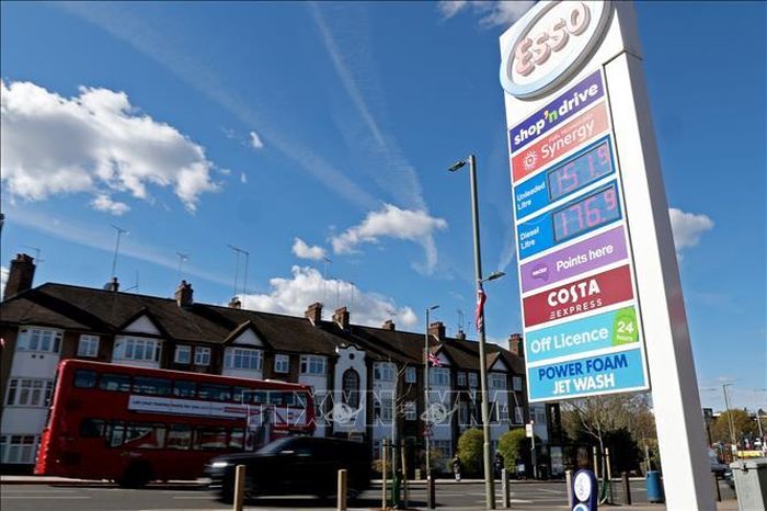 Giá xăng dầu được niêm yết tại một trạm xăng ở London, Anh. Ảnh minh họa: THX/TTXVN