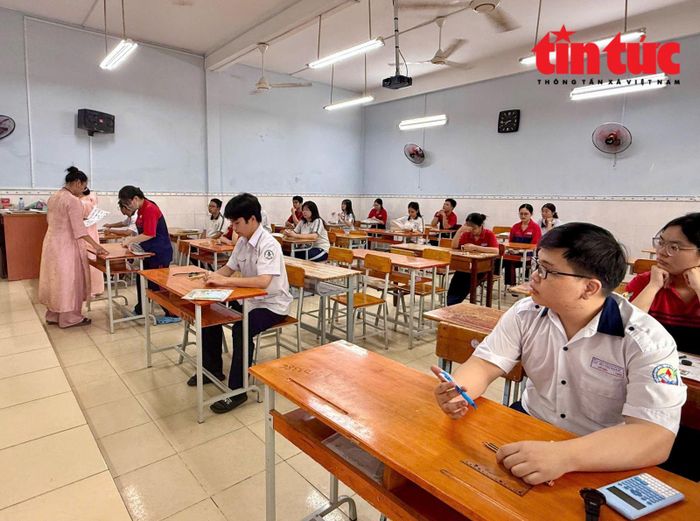 Ổn định phòng thi để sẵn sàng làm bài.