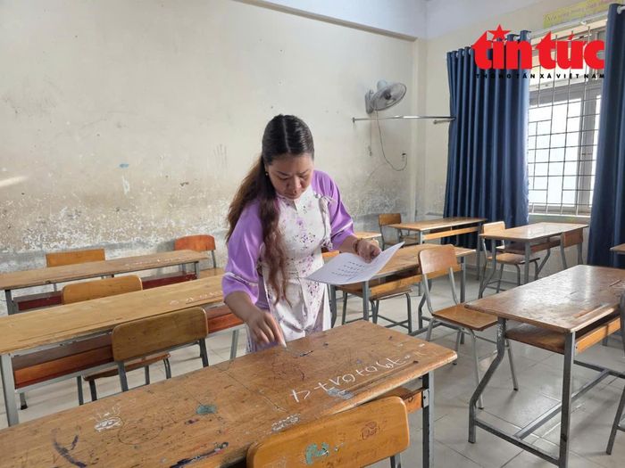 Giám thị điền số báo danh trước khi cho thí sinh vào phòng thi.