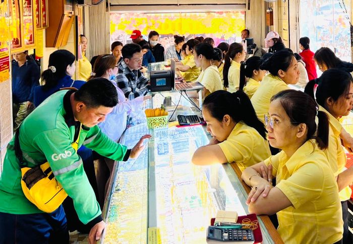 Người dân mua vàng cần cẩn trọng với giá lên xuống thất thường như thời gian qua. Ảnh: H.T/Báo Tin tức và Dân tộc