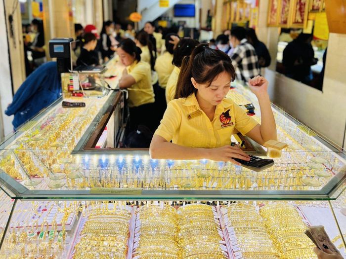 Giá vàng nhẫn và vàng trang sức cũng đang tăng theo giá vàng miếng SJC. Ảnh: H.T/Báo Tin tức và Dân tộc