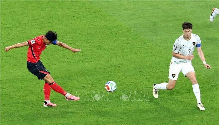 Pha sút bóng của cầu thủ Hàn Quốc Son Heung-min (trái). Ảnh: Yonhap/TTXVN.