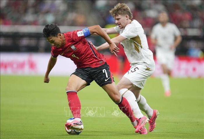 Pha tranh bóng giữa cầu thủ Son Heung-min (trái) của Hàn Quốc và Pavel Sulc của CH Séc. Ảnh: THX/TTXVN.