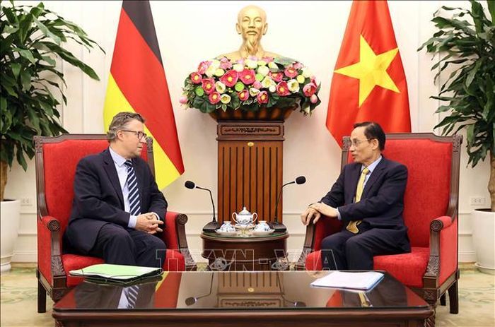 Bộ trưởng Bộ Ngoại giao Lê Hoài Trung tiếp Quốc vụ khanh Bộ Ngoại giao Đức Geza Andreas von Geyr. Ảnh: An Đăng/TTXVN
