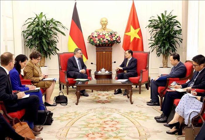 Bộ trưởng Bộ Ngoại giao Lê Hoài Trung tiếp Quốc vụ khanh Bộ Ngoại giao Đức Geza Andreas von Geyr. Ảnh: An Đăng/TTXVN