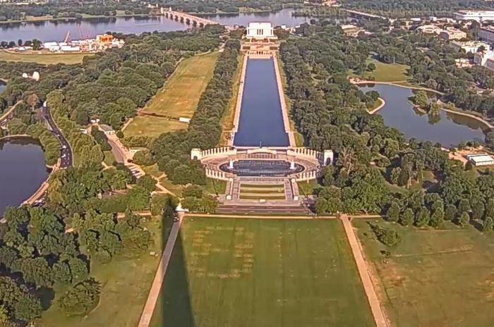 Dữ liệu lưu trữ của EarthCam tại Đài tưởng niệm Washington cho thấy một phần của ký tự 8647 xuất hiện trên bãi cỏ cách đây hai ngày. Ảnh chụp màn hình EarthCam