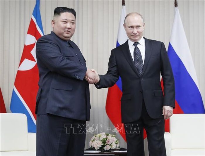 Tổng thống Nga Vladimir Putin (phải) và nhà lãnh đạo Triều Tiên Kim Jong-un trong cuộc gặp ở thành phố Vladivostok, Nga ngày 25/4/2019. Ảnh tư liệu: AFP/TTXVN.
