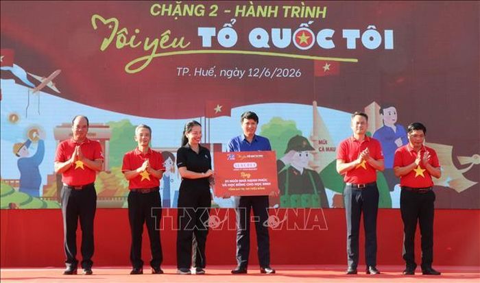Trao tặng ngôi nhà hạnh phúc và học bổng cho học sinh.