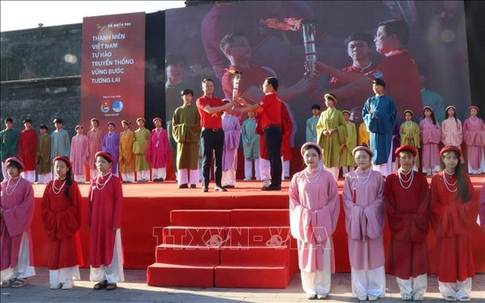 Nghi thức trao đuốc Hành trình "Tôi yêu Tổ quốc tôi" cho đại diện Thành Đoàn Huế.