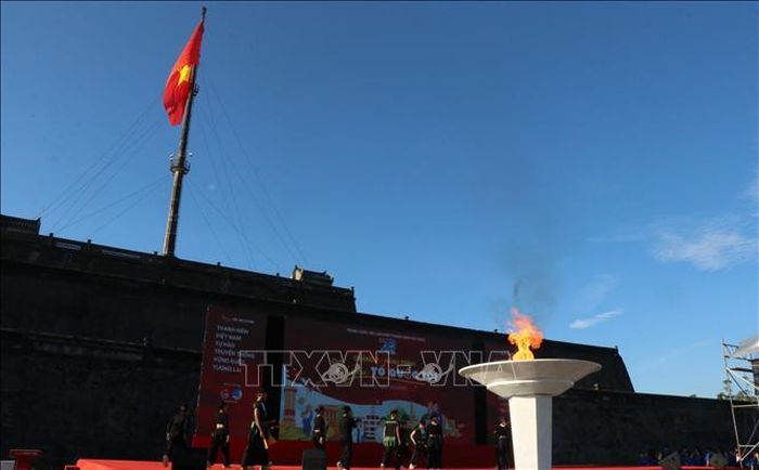 Ngọn đuốc Hành trình "Tôi yêu Tổ quốc tôi" thắp sáng tại Kỳ đài tại Quảng trường Ngọ Môn Huế.