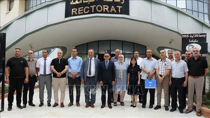 Đại sứ Việt Nam tại Algeria Trần Quốc Khánh chụp ảnh lưu niệm với Ban Giám hiệu và các cán bộ Trường Đại học Skikda.