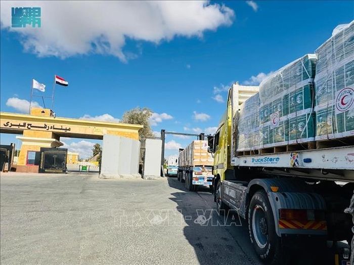 Xe tải chở hàng viện trợ nhân đạo chờ qua cửa khẩu Rafah từ Ai Cập để vào Gaza. Ảnh tư liệu: SPA/TTXVN.