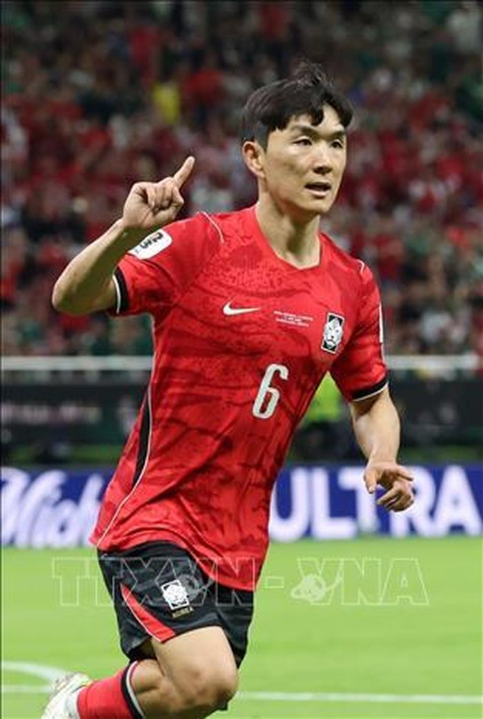 Phút 67, cầu thủ Hwang In-beom của Hàn Quốc ghi bàn thắng cân bằng tỉ số 1-1. Ảnh: Yonhap/TTXVN