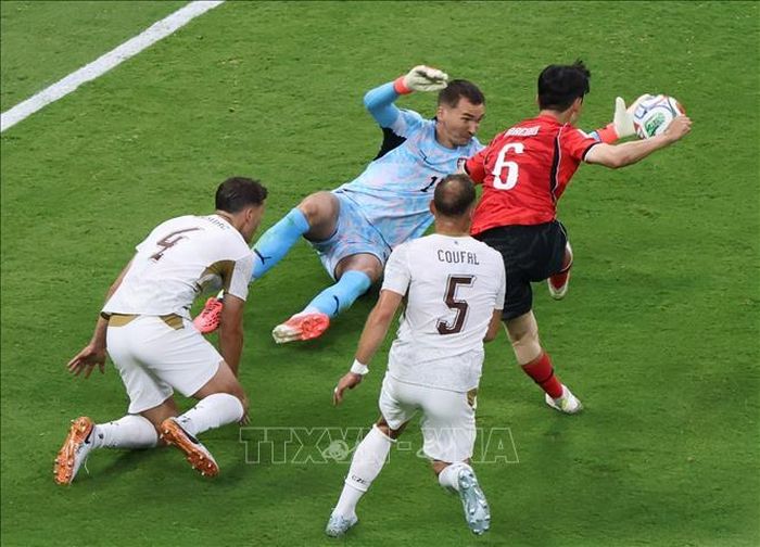 Phút 67, cầu thủ Hwang In-beom (phải) của Hàn Quốc ghi bàn thắng cân bằng tỉ số 1-1. Ảnh: Yonhap/TTXVN