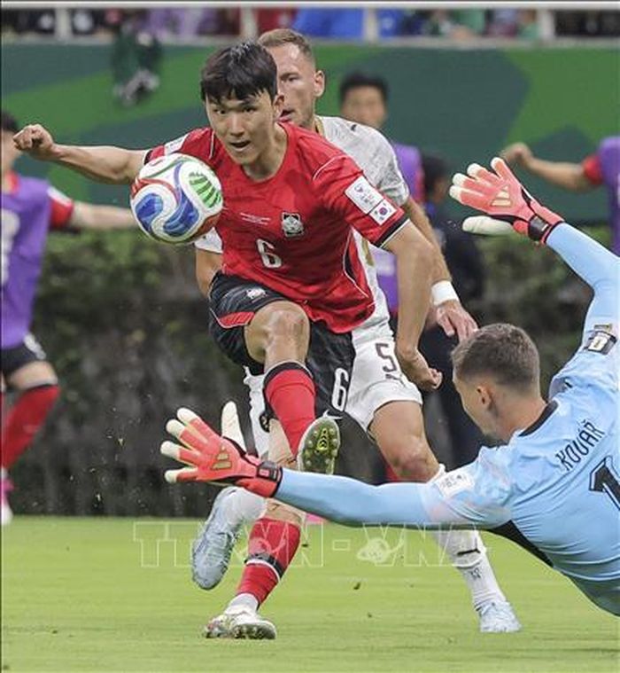 Phút 67, cầu thủ Hwang In-beom của Hàn Quốc ghi bàn thắng cân bằng tỉ số 1-1. Ảnh: Yonhap/TTXVN
