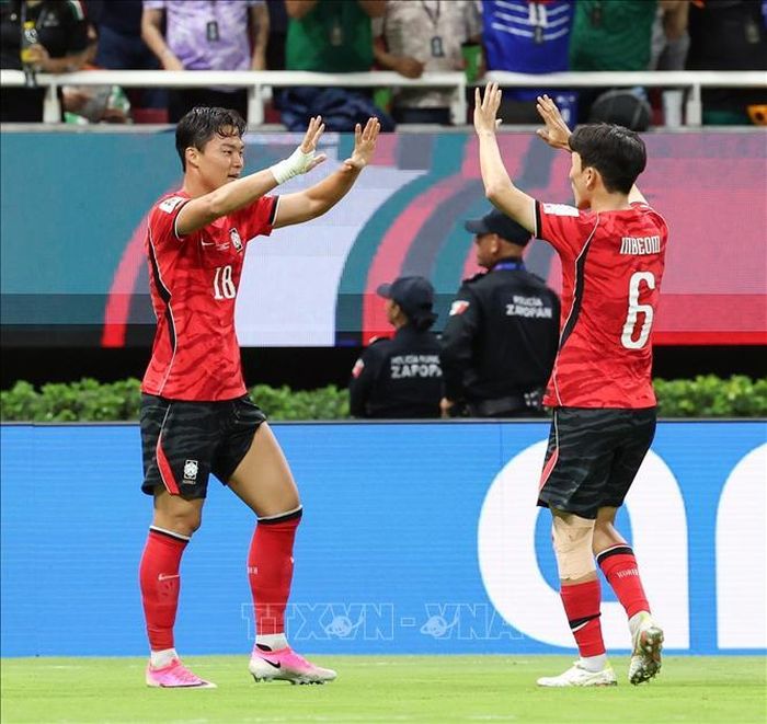 Cầu thủ Oh Hyeon-gyu (trái) của Hàn Quốc ăn mừng sau khi ghi bàn thắng ấn định tỉ số 2-1. Ảnh: Yonhap/TTXVN