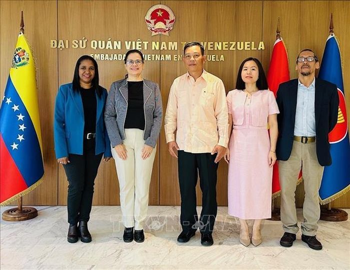Bà Blanca Eekhout, Ủy viên Ban Chấp hành Trung ương Đảng Xã hội chủ nghĩa Thống nhất Venezuela (PSUV) cầm quyền, Chủ nhiệm Ủy ban Phát triển cộng đồng của Quốc hội chụp ảnh chung với Đại sứ Việt Nam tại Venezuela Vũ Trung Mỹ. Ảnh: ĐSQ cung cấp/TTXVN phát.