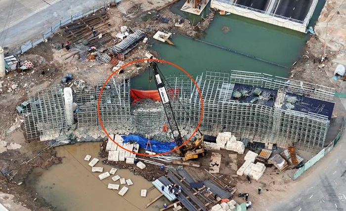 Hiện trường sập giàn giáo trong quá trình thi công nhánh cầu N1.1. Ảnh: CTV