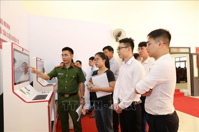 Hệ thống Kiosk thông minh mang lại nhiều tiện ích cho người dân.