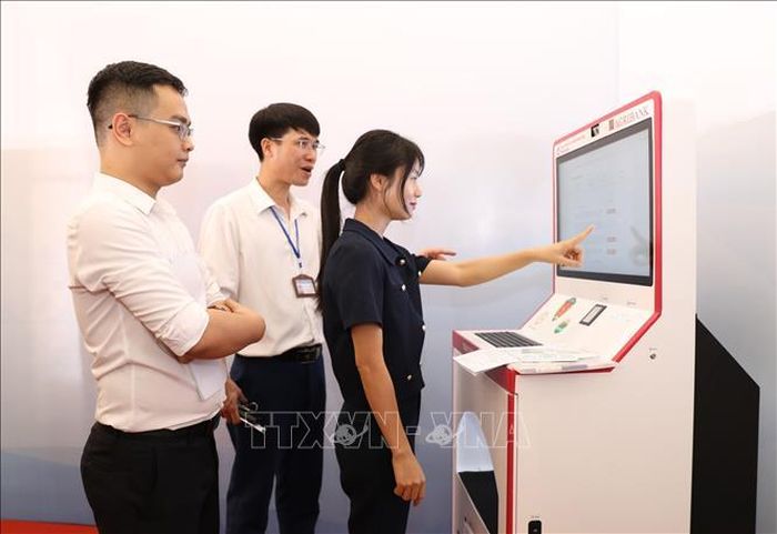 Một người dân thực hiện giao dịch trên hệ thống Kiosk thông minh.