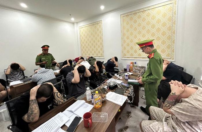 Công an TP Hồ Chí Minh kiểm tra các cơ sở người nước ngoài lưu trú nghi vấn hoạt động lừa đảo trên không gian mạng. Ảnh: CA