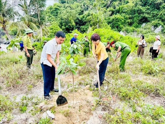 Các đại biểu trồng cây tại đảo Cát Dứa 2, Đặc khu Cát Hải.