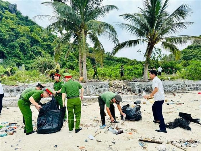 Các đại biểu và người dân dọn rác tại đảo Cát Dứa 2, Đặc khu Cát Hải.